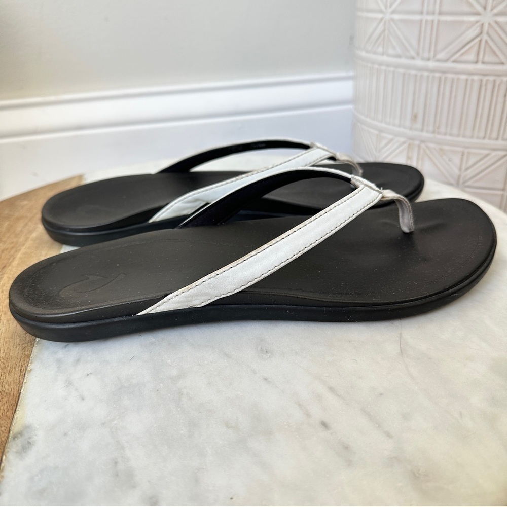OluKai Ho'opio White/Onyx Strap Flip
Flop Sandals Women's Size 9 - Picture 2 of 11